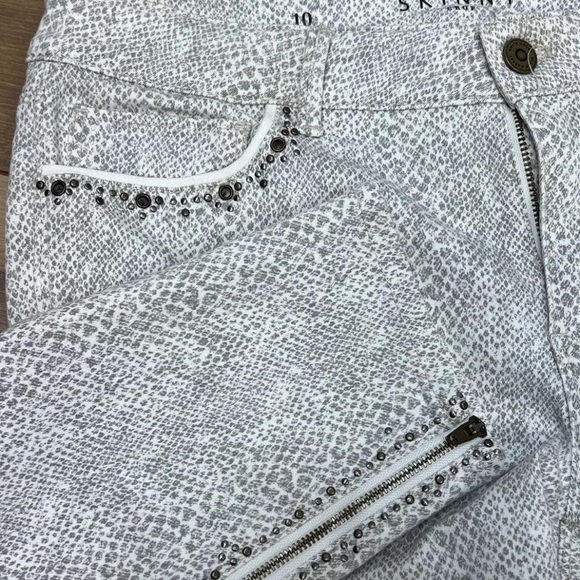 WHBM Gray Moto Skinny Snakeskin Print Crop Jeans Studded Accents Zip Ankle Edgy - Picture 11 of 16